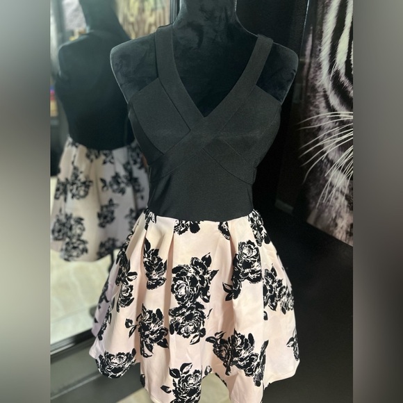 💕🖤LIKE NEW PINK AND BLACK DRESS WITH ROSES SZ 5💕🖤 - Picture 5 of 13